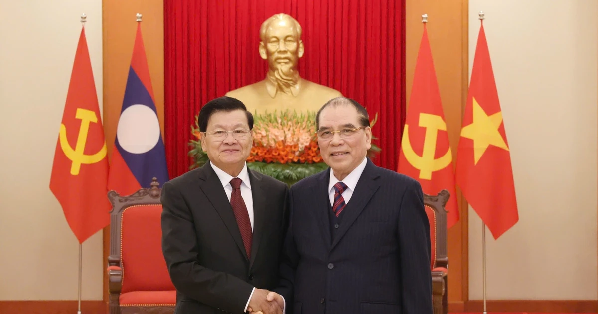 Top Lao leader visits former General Party Secretary in Hanoi