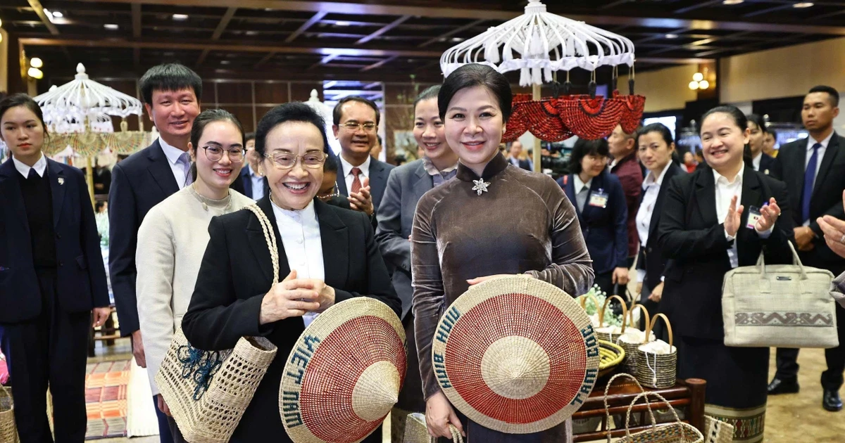 Spouses of Vietnamese, Lao Party leaders visit Ninh Binh