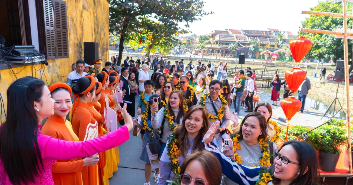 Tourists from the Philippines receive a warm welcome in the Hoi An ancient town. (Photo: VNA)