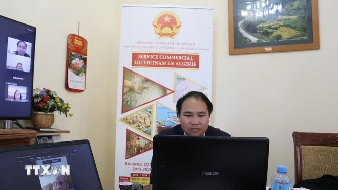 Vietnamese Trade Counsellor in Algeria Hoang Duc Nhuan answers questions raised by business representatives (Photo: VNA)