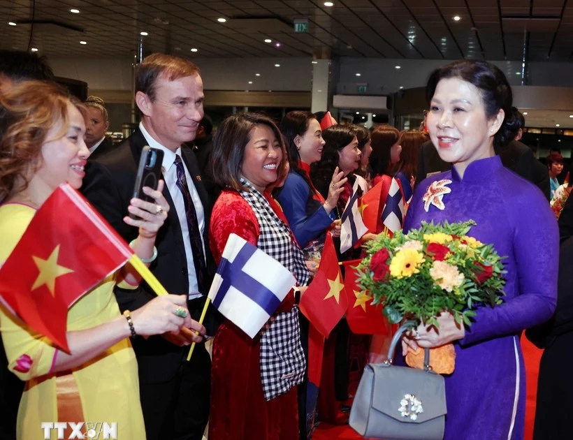Vietnamese community in Finland welcomes Madame Ngo Phuong Ly (Photo: VNA) 