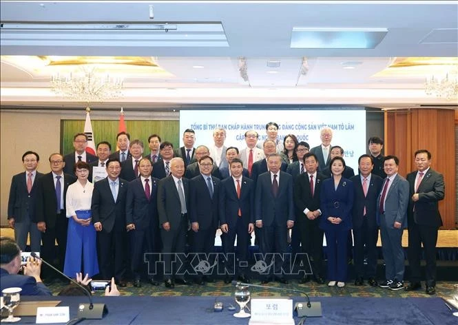 Party General Secretary To Lam pose for a commemorative photo with the delegates. (Photo: VNA)
