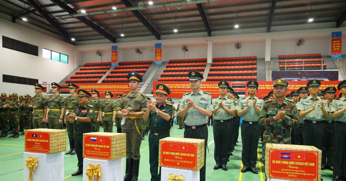 Deputy Minister of National Defence Sen. Lt. Gen. Hoang Xuan Chien (front, centre) presents gifts to military personnel from the four foreign militaries participating in the coming parade. (Photo: VNA)