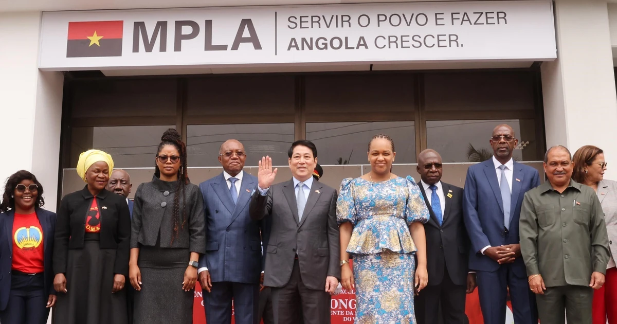 State President Luong Cuong poses for a commemorative photo with leaders of the ruling People’s Movement for the Liberation of Angola. (Photo: VNA)