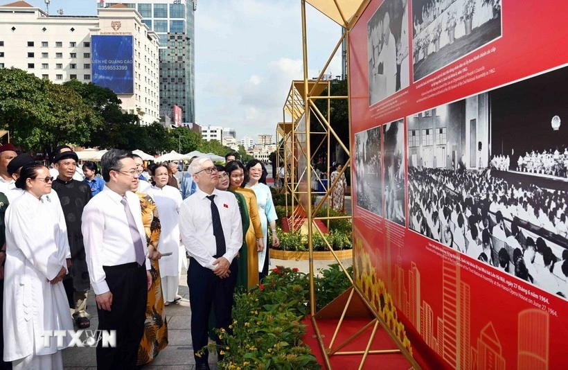 Delegates visit the photo exhibition themed "80 Glorious Years of the National Assembly of Viet Nam." (Photo: VNA)