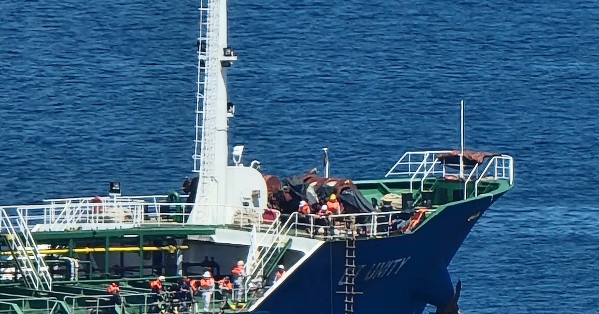 Crew members of the GT Unity transfer to the vessel Androusa. (Photo published by VNA)