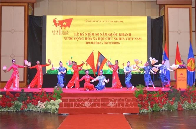 A performance at the ceremony celebrating the 80th National Day of Viet Nam in Champasak province, southern Laos. (Photo: VNA)