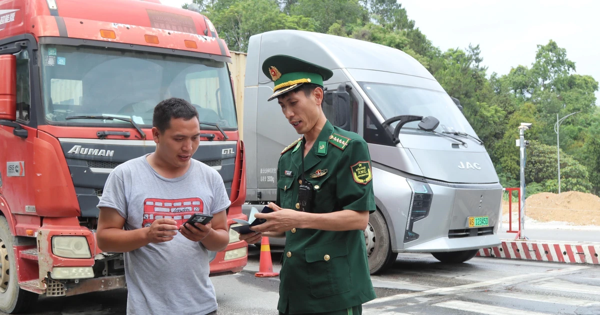A Lang Son border guard examines a truck driver's documents at Huu Nghi International Border Gate. (Photo: VNA)