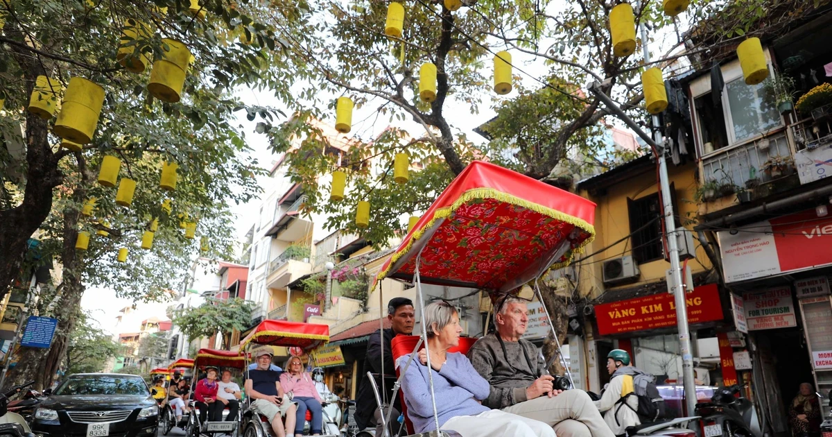 Foreign tourists visit Ha Noi's Old Quarter. (Photo: VNA)