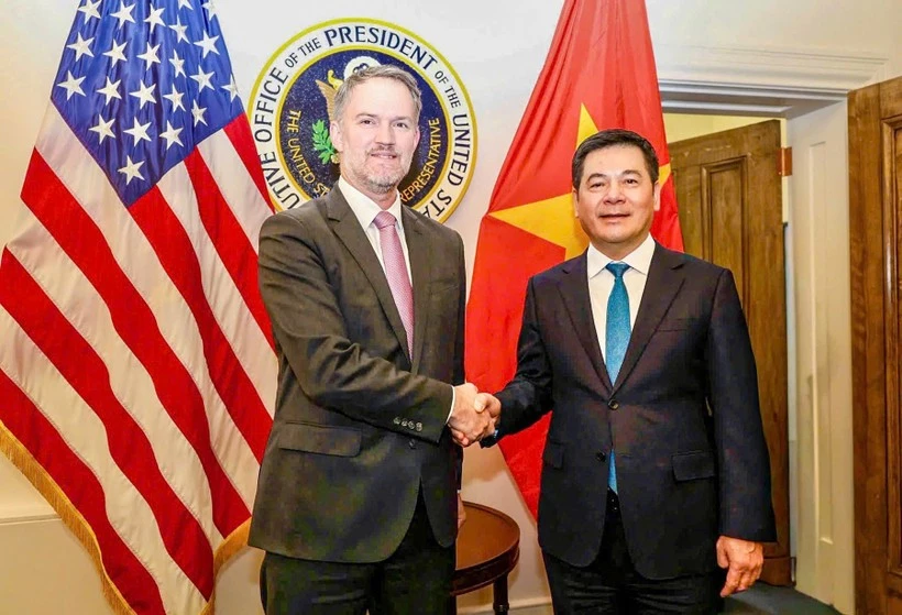 Vietnamese Minister of Industry and Trade Nguyen Hong Dien (R) and US Trade Representative Jamieson Greer (Photo: Vietnamese Ministry of Industry and Trade/VNA)