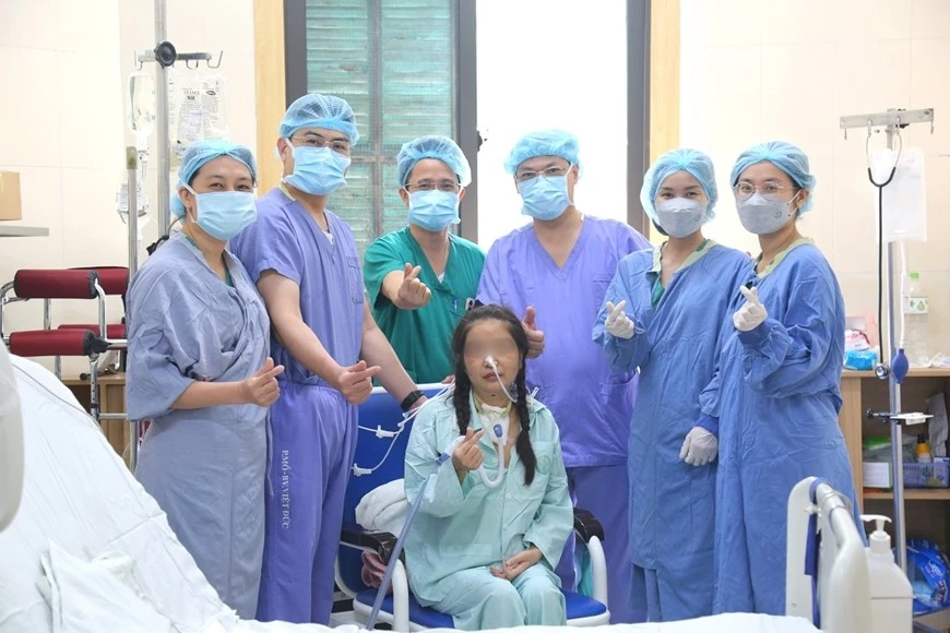 Doctors and nurses of Viet Duc University Hospital are with the patient who receives the first simultaneous heart-lung transplant in Viet Nam. (Photo: Viet Duc Hospital)
