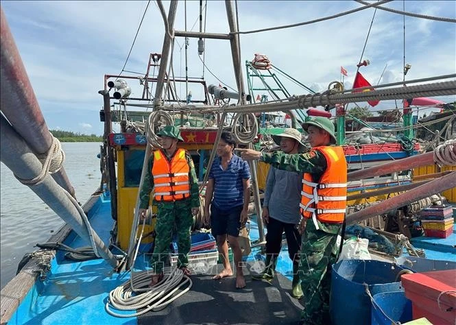 The Nghe An Border Guard has mobilised 500 officers and soldiers along with 3 ships, 8 boats and 30 cars ready to perform rescue missions. (Photo: VNA)
