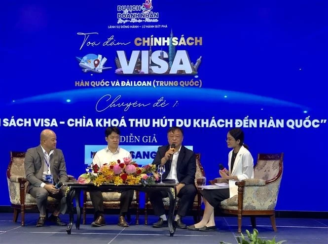 Representatives of management agencies and tourism promotion units participate in the discussion at the seminar. (Photo: VNA)