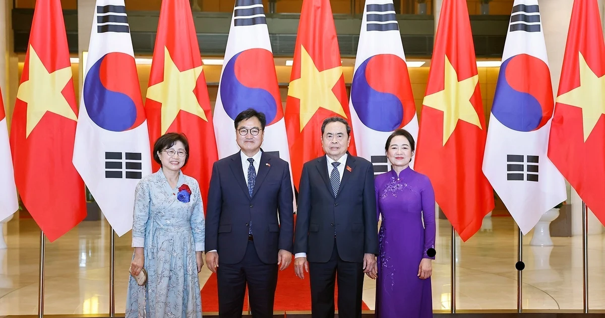National Assembly Chairman Tran Thanh Man and his spouse host the official welcome ceremony for Speaker of the National Assembly of the Republic of Korea Woo Won Shik and his spouse during their official visit to Viet Nam. (Photo: VNA)