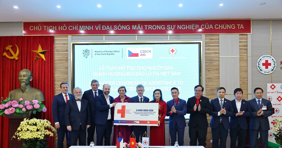 President of the Senate of the Parliament of the Czech Republic Milos Vystrcil presents a symbolic aid cheque to Do Thi Thu Thao, Chairwoman of the Viet Nam Red Cross Society, for storm- and flood-affected communities. (Photo: VNA)