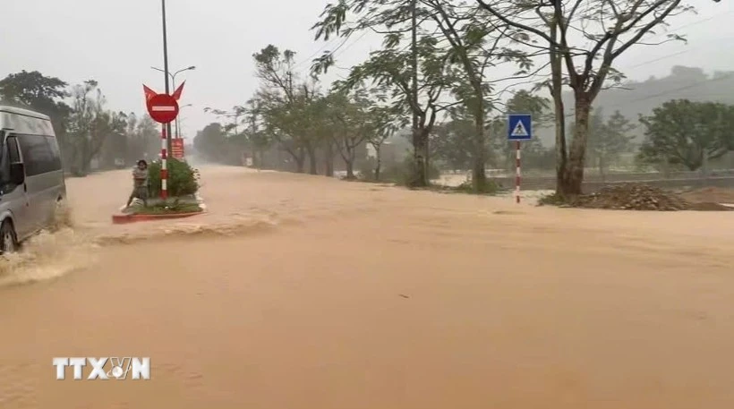 Several roads in Hue city are flooded, with fast-flowing water following heavy rain. (Photo published by VNA)