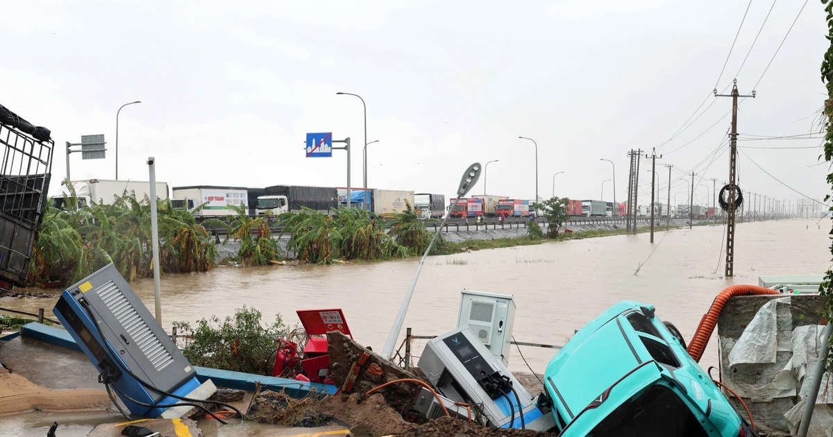 Vehicles damaged on a flooded road in Phu Yen ward, Dak Lak province. (Photo: VNA)