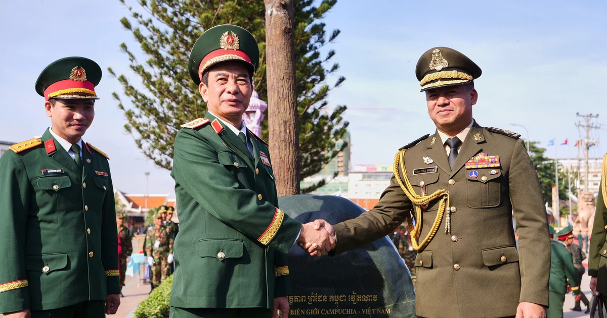 General Phan Van Giang, Viet Nam’s Minister of National Defence, and General Tea Seiha, Deputy Prime Minister and Minister of National Defence of Cambodia, pose for a commemorative photo at the friendship tree-planting area at Bavet International Border Gate. (Photo: VNA)