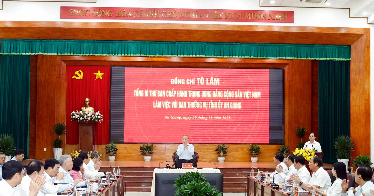 Party General Secretary To Lam at a working session with the Standing Board of the An Giang Party Committee in the Phu Quoc special zone on November 20, 2025. (Photo: VNA)