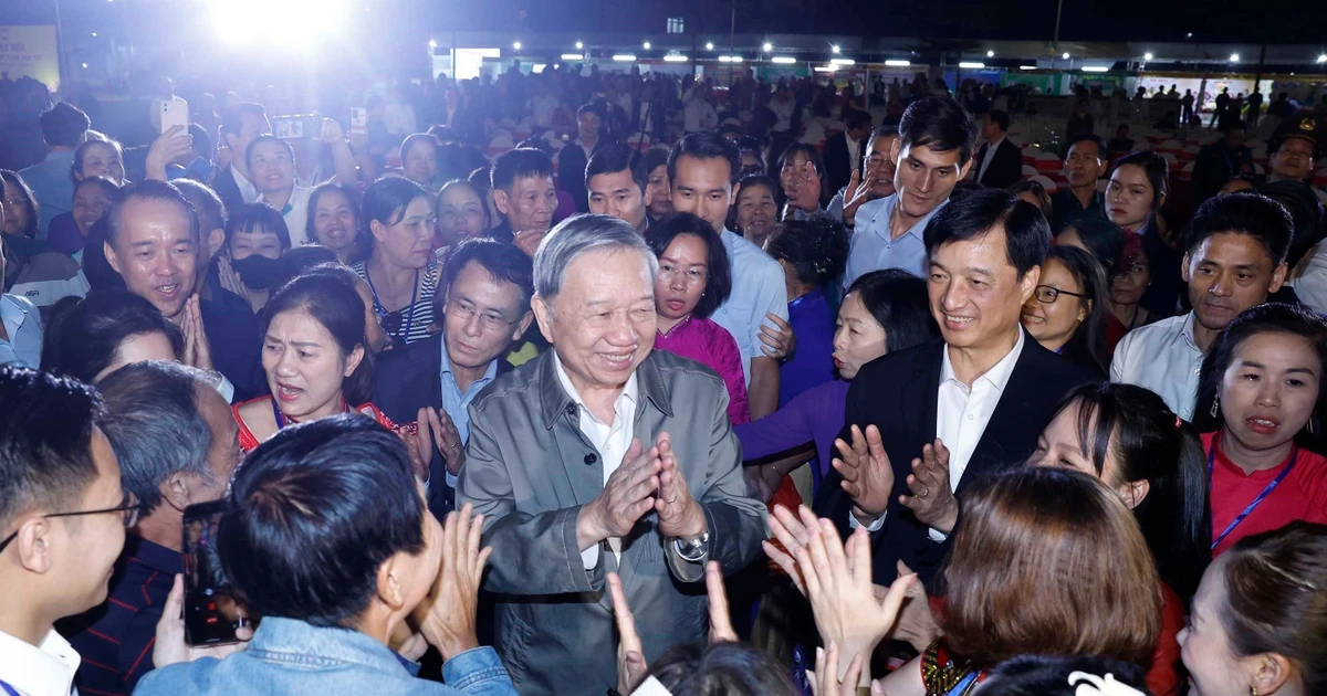 Party General Secretary To Lam with residents of Thuong Cat ward, Ha Noi. (Photo: VNA)