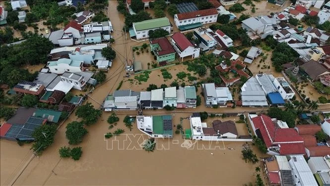 Widespread flooding inundates large parts of Khanh Hoa province, leaving many homes submerged. (Photo published by VNA)