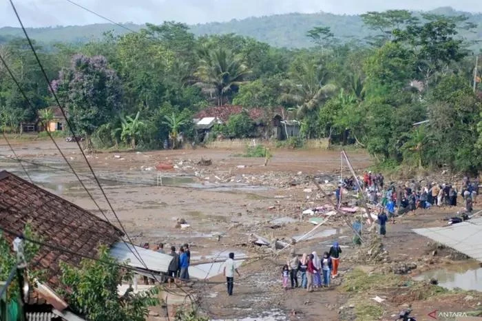 Flash floods, landslides in Indonesia’s West Java leave 5 dead, 7 missing
