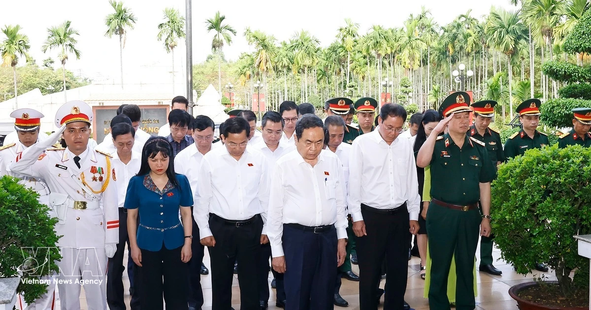 NA Chairman offers incense at Nga Ba Giong National Historical Site in Ho Chi Minh City