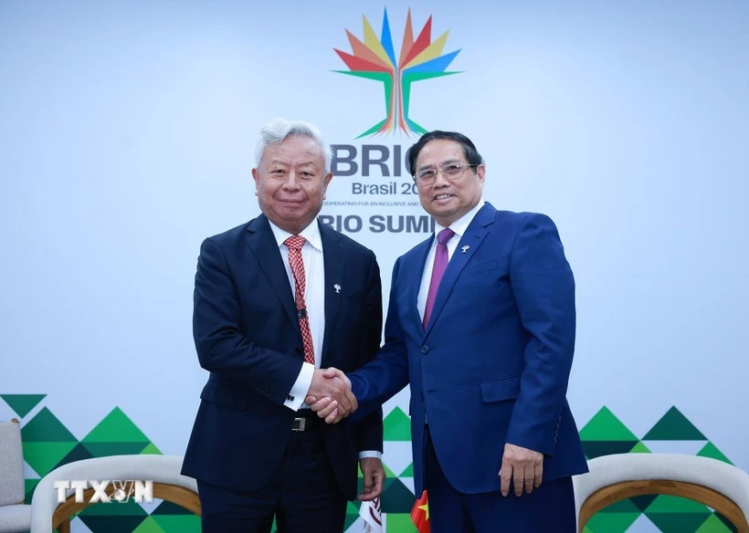 Vietnamese Prime Minister Pham Minh Chinh (right) and Jin Liqun, President and Chair of the Board of Directors of the Asian Infrastructure Investment Bank (AIIB). (Photo: VNA)