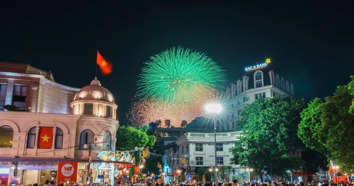 People in the capital enjoy a spectacular fireworks display over Hoan Kiem Lake to celebrate the 80th National Day on September 2. (Photo: VNA)