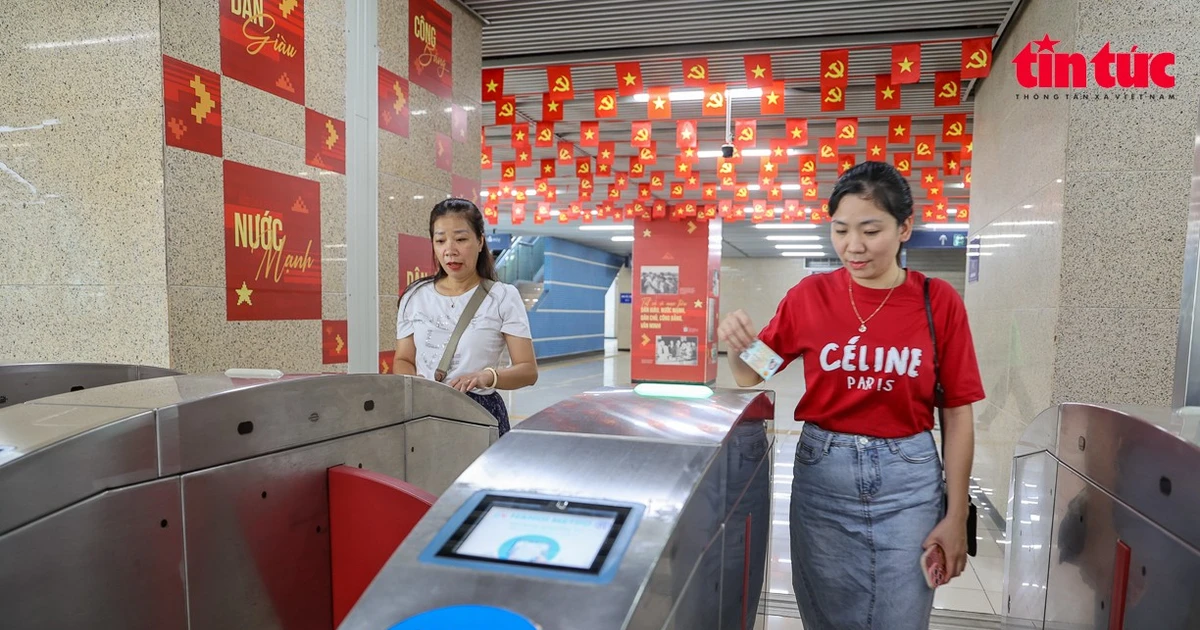 Passengers use QR code to access metro train in Ha Noi (Photo: VNA)