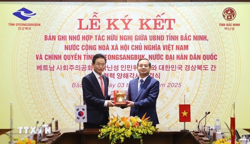 Chairman of the Bac Ninh People’s Committee Pham Hoang Son (R) presents a symbol of bronze drum to Governor Lee Cheol-woo of Gyeongsangbuk-do (Photo: VNA)