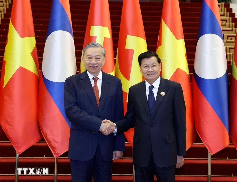 Party General Secretary To Lam (L) meets with LPRP General Secretary and President of Laos Thongloun Sisoulith during the visit. (Photo: VNA)