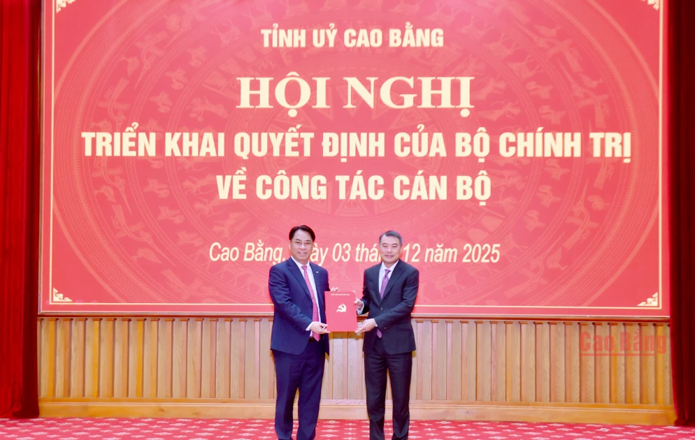 Head of the Party Central Committee’s Organisation Commission Le Minh Hung (R) presents the decision to Phan Thang An (Photo: VNA)