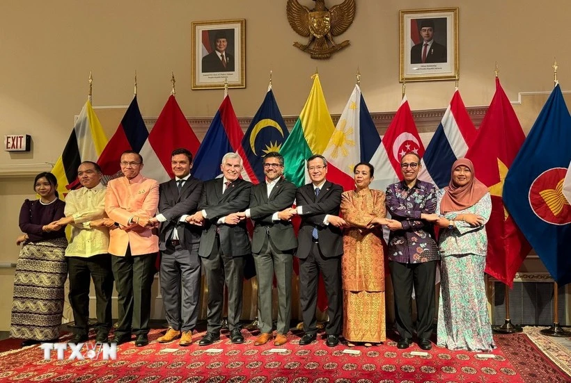 ASEAN ambassadors pose for a group photo with representatives of the Canadian Government and Parliament. (Photo: VNA)