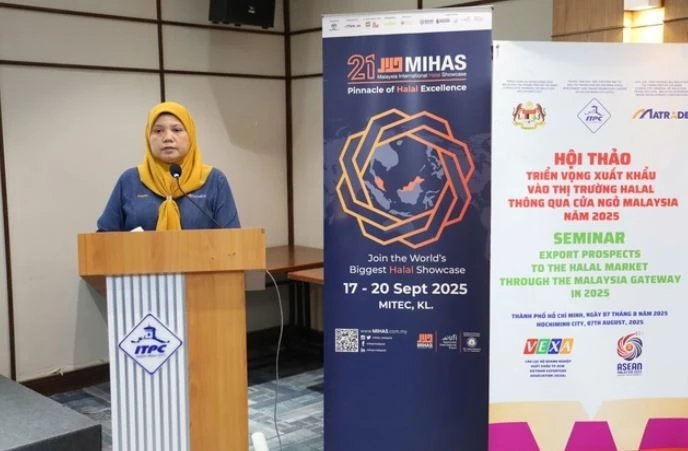 Zaimah Osman, Malaysia’s Trade Consul in Ho Chi Minh City, discusses cooperation opportunities between Vietnamese and Malaysian businesses in the Halal food sector. (Photo: baochinhphu.vn)