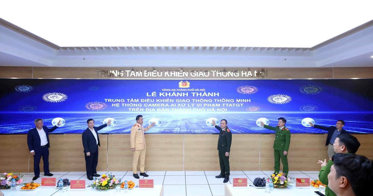 Delegates perform the inauguration protocol for the Ha Noi smart traffic control centre in the capital on December 13. (Photo: VNA)