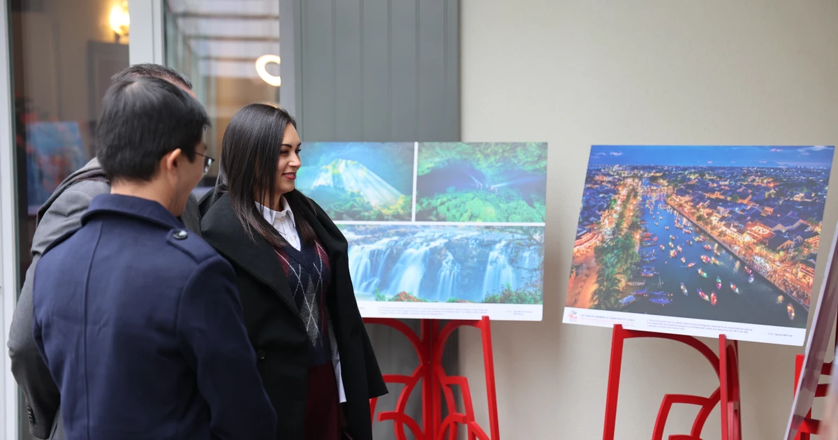 Foreigners contemplate photos at the exhibition (Photo: VNA)