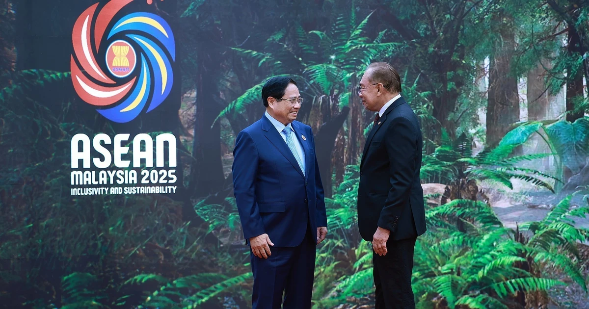 Malaysian Prime Minister Anwar Ibrahim (right) welcomes Vietnamese Prime Minister Pham Minh Chinh to the 47th ASEAN Summit and Related Summits on October 26 morning. (Photo: VNA)