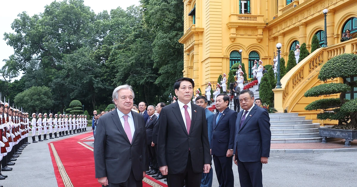 Vietnamese President Luong Cuong hosts the official welcome ceremony for UN Secretary-General Antonio Guterres in Ha Noi on October 24. (Photo: VNA)