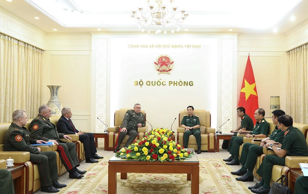 The meeting between Vietnamese Minister of National Defence Gen. Phan Van Giang and Maj. Gen. Pavel Muraveiko, Chief of the General Staff of the Armed Forces and First Deputy Minister of Defence of Belarus, in Ha Noi on October 20 (Photo: mod.gov.vn)
