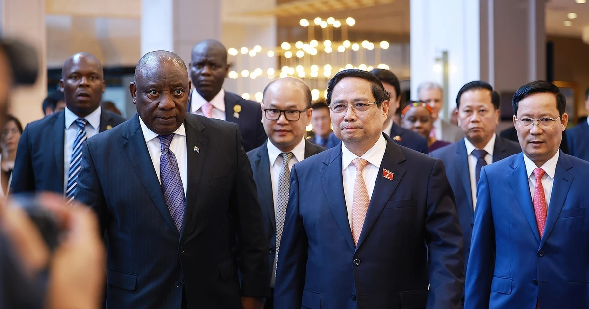 Prime Minister Pham Minh Chinh and South African President Matamela Cyril Ramaphosa at the Viet Nam – South Africa Business Forum in Ha Noi on October 24 (Photo: VNA)