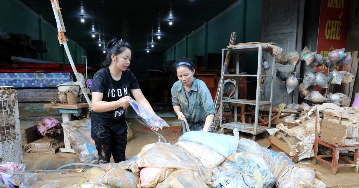 Residents in Yen Binh commune, Lang Son province, cleans up their houses and assets after floods. (Photo: VNA)