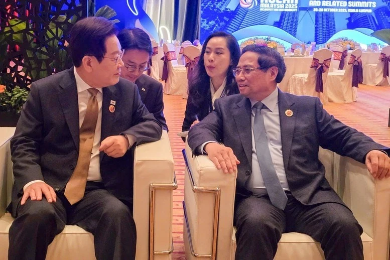PM Pham Minh Chinh (right) meets with President of the RoK Lee Jae Myung in Kuala Lumpur on October 27. (Photo: Ministry of Foreign Affairs)