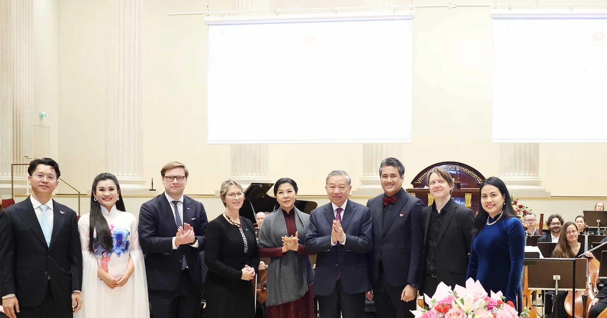 Party General Secretary To Lam (fourth from right), his spouse Ngo Phuong Ly (centre) and artists at the concert in Helsinki on October 21 evening (Photo: VNA)