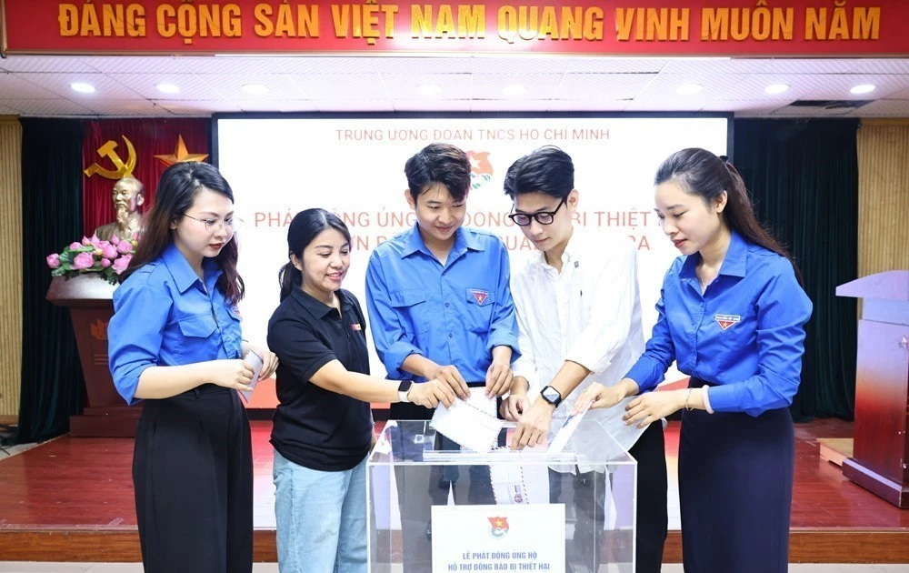 Cadres of the Ho Chi Minh Communist Youth Union Central Committee donate to support Typhoon Bualoi victims. (Photo: VNA)