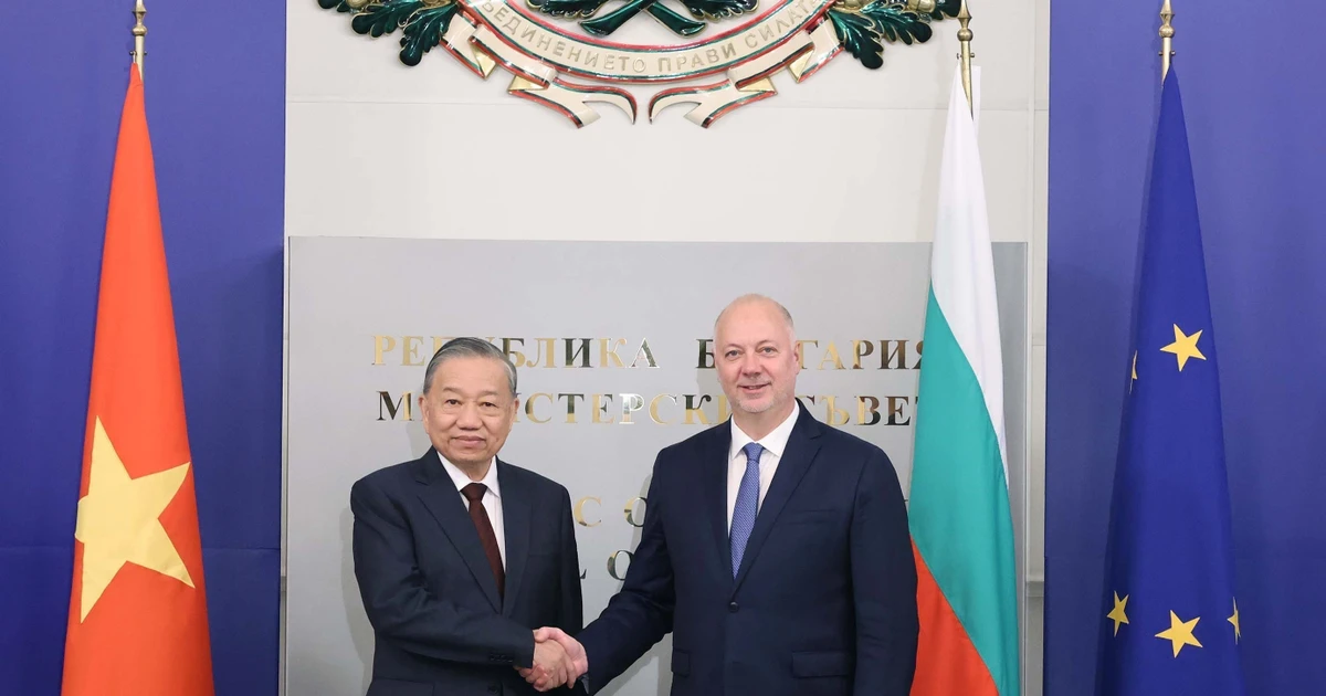 Party General Secretary To Lam (left) and Bulgarian Prime Minister Rosen Zhelyazkov at their meeting in Sofia on October 24 (Photo: VNA)