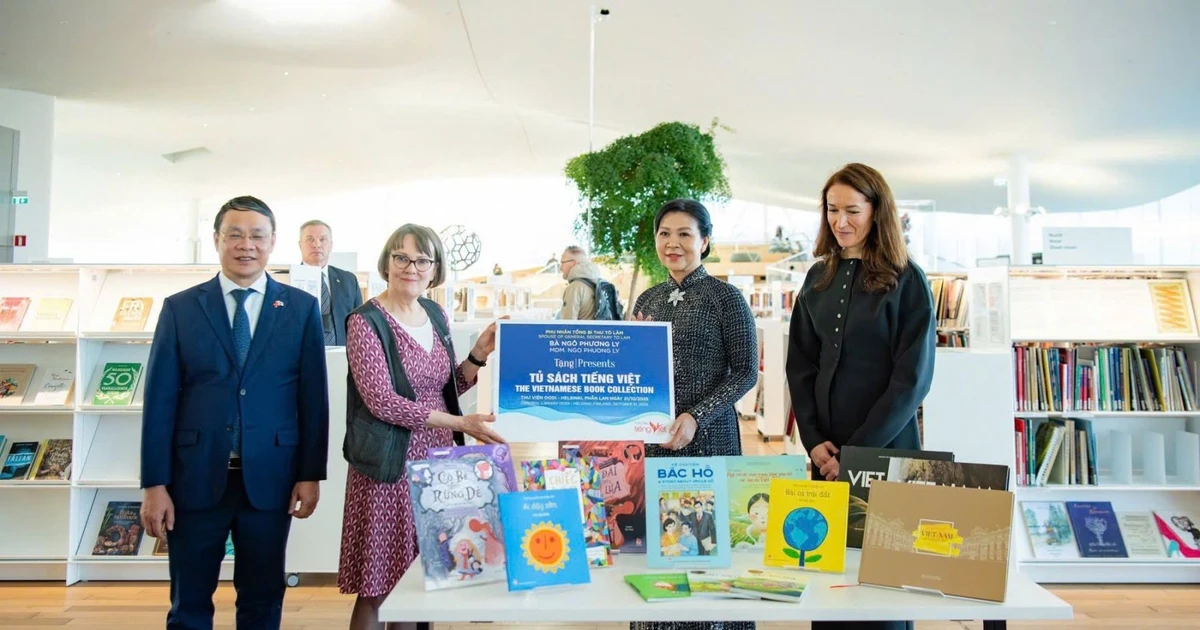 Ngo Phuong Ly (second, right), spouse of Party General Secretary To Lam, presents the "Vietnamese bookcase" to the Helsinki Central Library Oodi on October 21. (Photo: dangcongsan.org.vn)