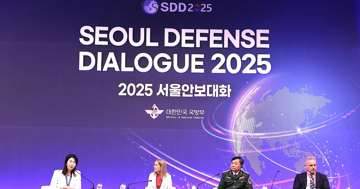 Deputy Minister of National Defence Sen. Lieut. Gen. Hoang Xuan Chien (second from right) attends the 14th Seoul Defence Dialogue's session on reducing military tensions and establishing long-term trust. (Photo: VNA) 