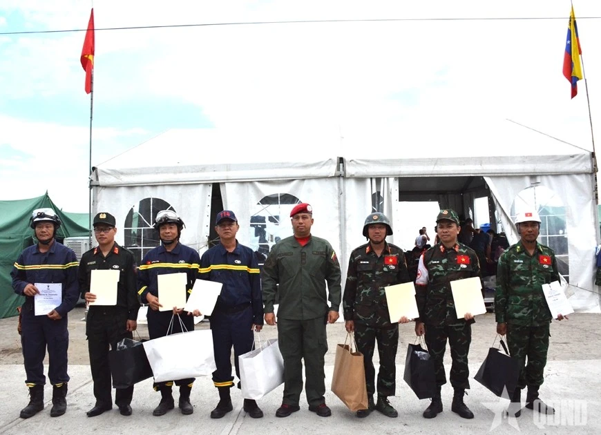 Vietnamese rescuers awarded "Hero of Venezuela" medal