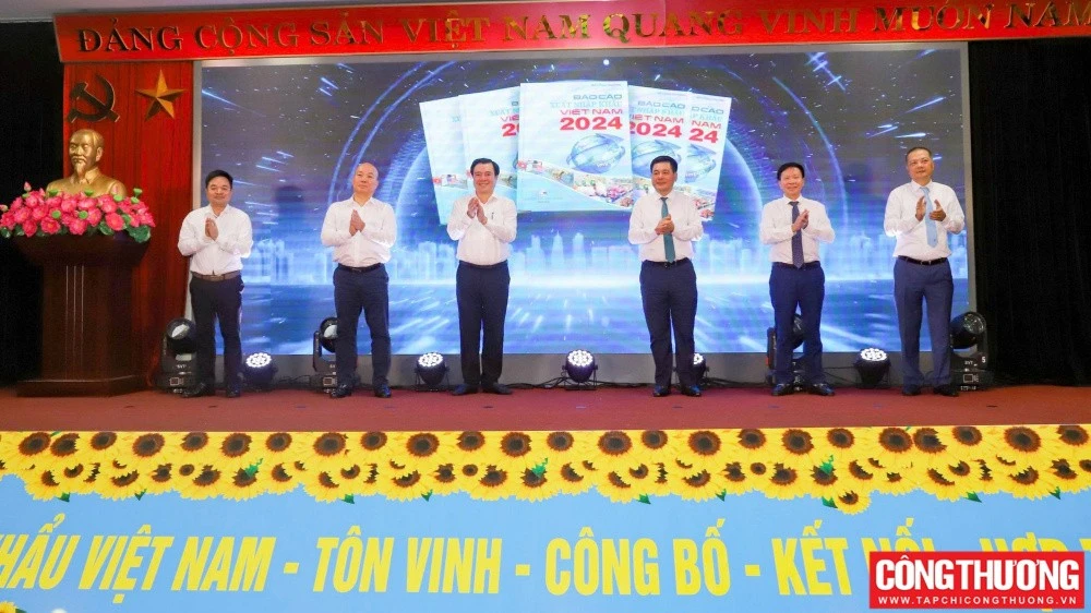 Minister of Industry and Trade Nguyen Hong Dien, together with representatives of relevant agencies, launch the Viet Nam Import-Export Report 2024. (Photo: tapchicongthuong.vn) 